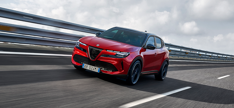 Auto elettrica in autostrada durante la guida