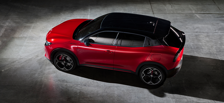 Veicolo elettrico rosso parcheggiato, visione dall’alto