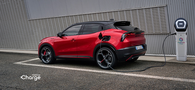 Veicolo elettrico in ricarica in una colonnina Wallbox