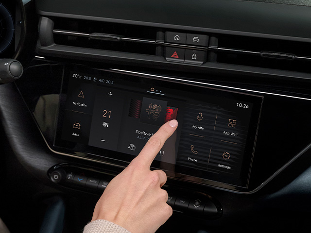 Alfa Romeo Junior - Junior Ibrida - Interno - Touch screen