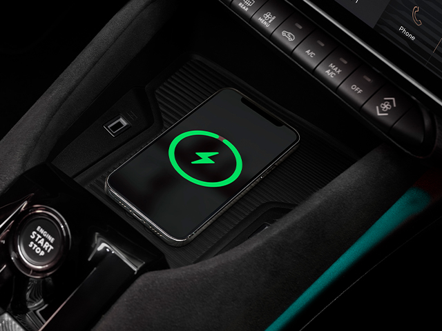 Alfa Romeo Junior - Junior Ibrida - Interno - Hub per smartphone