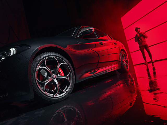Cerchi in lega scuri da 19" e pinze freno Brembo rosse