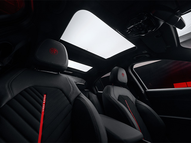 Firma Luna Rossa sui sedili e logo Alfa Romeo rosso