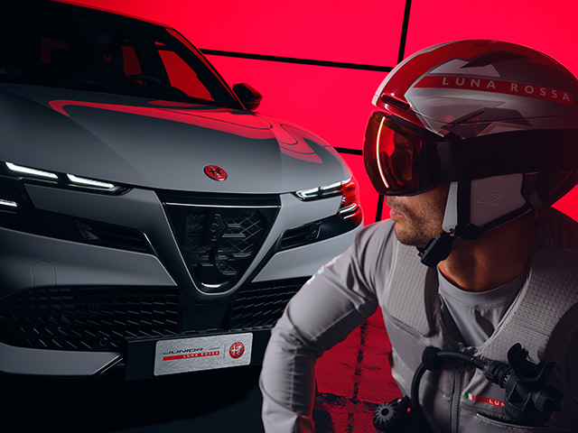Scudetto a "V" Progresso e logo Alfa Romeo rosso