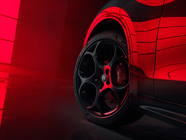 Cerchi in lega scuri da 21" e pinze freno Brembo rosse