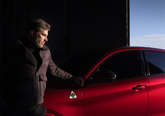 Alfa Romeo Stelvio Quadrifoglio - Visione Laterale con Uomo