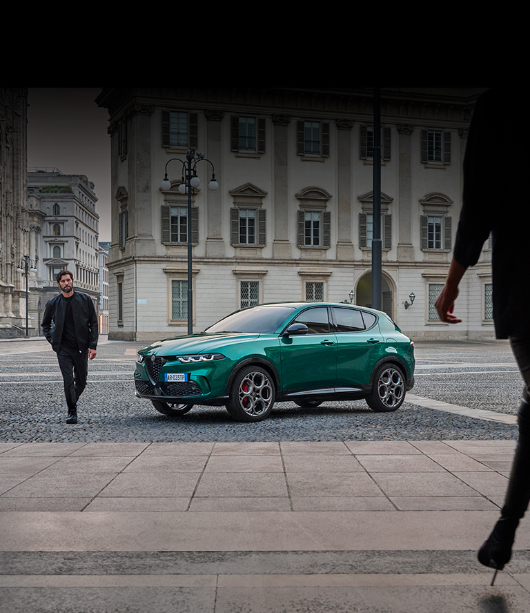 SUV Alfa Romeo parcheggiato in piazza – Alfa Romeo