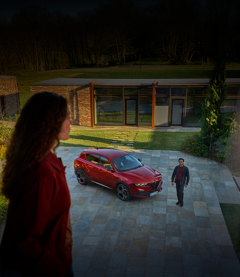 SUV Alfa Romeo parcheggiato in piazza – Alfa Romeo